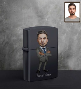 Kişiye Özel Patron Karikatürlü UV Baskılı Siyah Benzinli Çakmak Bay-7