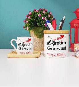 Mesajlı Öğretim Görevlisi Ahşap Altlıklı Türk Kahvesi Fincanı ve Kalemlik Hediye Seti
