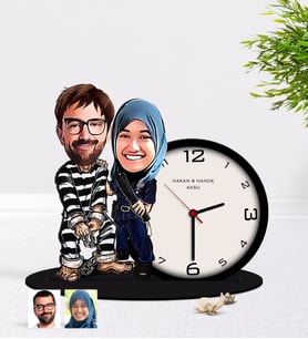 BK Gift Kişiye Özel Sevgililer Karikatürlü Ahşap Biblo Masa Saati-7 (Beyaz)