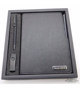 Wings W98 Mat Siyah 15x21 Defter + Kalem + 16Gb. Usb Bellek Seti  Hepsi İsme Özel - Hediyelik Set
