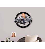 BK Gift Kişiye Özel Plakalı Kadın Peugeot 2008 Karikatürlü Ahşap Duvar Saati-1 (Beyaz)