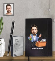 Kişiye Özel Öğretmen Karikatürlü  Siyah Defter Kalem Çakmak Hediye Seti  Bay-3 (Model 1)