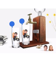 BK Gift Kişiye Özel Renkli Baskılı Sevgililer Karikatürlü İkili Vodka Bardağı ve Ahşap Vodka Standı Hediye Seti-17 (Model 1)