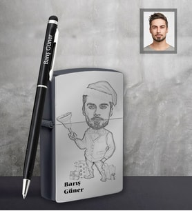 Kişiye Özel Yılbaşı Erkek Karikatürlü Siyah Çakmak Kalem Hediye Seti Model-10 (Model 1)