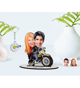 BK Gift Kişiye Özel Sevgililer Karikatürlü 3D Ahşap Biblo ve İsimli Silver Papatya Anahtarlık-17 (Model 1)