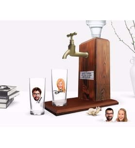 BK Gift Kişiye Özel Renkli Baskılı Erkek ve Kadın Yüz Karikatürlü İkili Rakı Bardağı ve Ahşap Rakı Standı Hediye Seti-1 (Model 1)