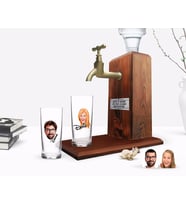 BK Gift Kişiye Özel Renkli Baskılı Erkek ve Kadın Yüz Karikatürlü İkili Rakı Bardağı ve Ahşap Rakı Standı Hediye Seti-1 (Model 1)