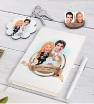 BK Gift Kişiye Özel Yılın En Mükemmel Çifti Karikatürlü Beyaz Defter Kalem ve Anahtarlık Hediye Seti-16 (Model 1)