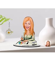 BK Gift Kişiye Özel Kadın Grafik Tasarımcı Karikatürlü 3D Ahşap Biblo ve İsimli Gold Papatya Anahtarlık-1 (Model 1)
