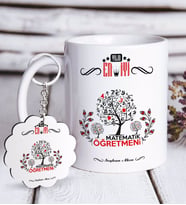 BK Gift Kişiye Özel Yılın En İyi Matematik Öğretmeni Beyaz Kupa ve Anahtarlık Hediye Seti (Model 1)