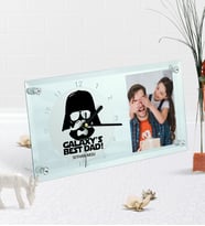 BK Gift Kişiye Özel Fotoğraflı Galaksinin En İyi Babası Masaüstü Cam Saat-1 (Beyaz)