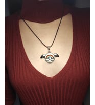 Melek Aparatlı Gökkuşağı İşlemeli Kanaviçe Kolye (Gri)