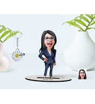 BK Gift Kişiye Özel Kadın Patron Karikatürlü 3D Ahşap Biblo ve İsimli Silver Papatya Anahtarlık-4 (Model 1)