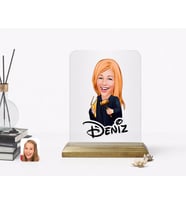 BK Gift Kişiye Özel Kadın Hakim Karikatürlü Ahşap Standlı Çerçeve (Beyaz)