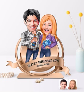 BK Gift Kişiye Özel Yılın En Mükemmel Çifti Karikatürlü 3D Ahşap Biblo Plaket-50 (Beyaz)