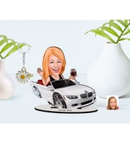 BK Gift Kişiye Özel Kadın Patron Karikatürlü 3D Ahşap Biblo ve İsimli Gold Papatya Anahtarlık-3 (Model 1)
