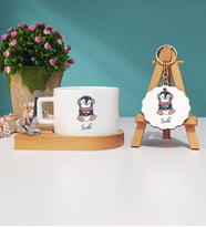 Tatlı Penguen Tasarımlı Kişiye Özel Hediye Penguen Ahşap Altlıklı Fincan ve Anahtarlık Hediye Seti