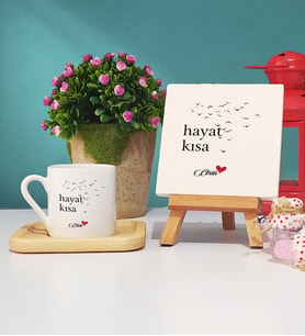 Hayat Kısa Tasarımlı Kişiye Özel Hediye Hayat Kısa Ahşap Altlıklı Türk Kahvesi Fincanı ve Dekoratif Taş Baskı