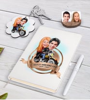 BK Gift Kişiye Özel Yılın En Mükemmel Çifti Karikatürlü Beyaz Defter Kalem ve Anahtarlık Hediye Seti-17 (Model 1)