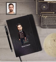 Kişiye Özel Seksenler Siyah Önlük Karikatürlü Siyah Defter Kalem Hediye Seti  Bay-1