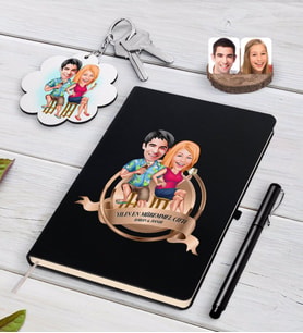 BK Gift Kişiye Özel Yılın En Mükemmel Çifti Karikatürlü Siyah Defter Kalem ve Anahtarlık Hediye Seti-51 (Model 1)