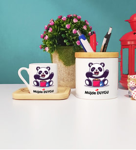 Sevimli Panda Tasarımlı Kişiye Özel Panda Ahşap Altlıklı Türk Kahvesi Fincanı ve Kalemlik Seti