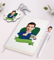BK Gift Kişiye Özel Erkek En İyi Öğretmen Karikatürlü Beyaz Defter Kalem Ve Anahtarlık Hediye Seti-1 (Model 1)
