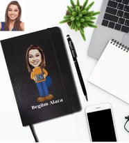 Kişiye Özel Fotoğrafçı Karikatürlü Siyah Defter Kalem Hediye Seti Bayan-1