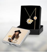 BK Gift Kişiye Özel İsimli Papatya Kolye Bileklik ve Fotoğraflı Metal Kare Ayna Set, Sevgiliye Hediye, Arkadaşa Hediye