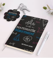 BK Gift Kişiye Özel Matematik Öğretmeni Beyaz Defter Kalem ve Anahtarlık Hediye Seti-11 (Model 1)