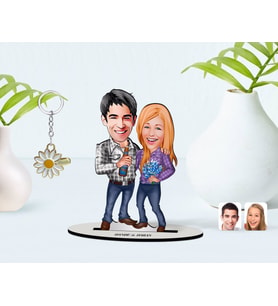 BK Gift Kişiye Özel Sevgililer Karikatürlü 3D Ahşap Biblo ve İsimli Gold Papatya Anahtarlık-50 (Model 1)