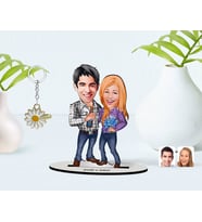 BK Gift Kişiye Özel Sevgililer Karikatürlü 3D Ahşap Biblo ve İsimli Gold Papatya Anahtarlık-50 (Model 1)