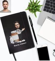 Kişiye Özel Eczacı Karikatürlü Siyah Defter Kalem Hediye Seti Bay-1