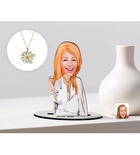 BK Gift Kişiye Özel Kadın Model Karikatürlü 3D Ahşap Biblo ve İsimli Tarihli Papatya Kolye Seti-2 (Model 1)