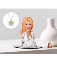 BK Gift Kişiye Özel Kadın Model Karikatürlü 3D Ahşap Biblo ve İsimli Tarihli Papatya Kolye Seti-2 (Model 1)