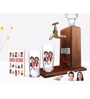 BK Gift Kişiye Özel Renkli Baskılı Sevgililer Karikatürlü İkili Rakı Bardağı Ahşap Rakı Standı ve Cep Kitabı Hediye Seti-4 (Model 1)