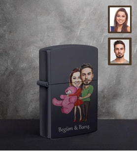 Kişiye Özel Sevgili Karikatürlü UV Baskılı Siyah Benzinli Çakmak Model 8