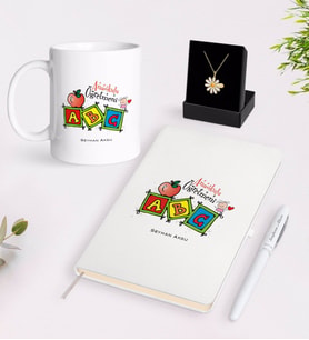 BK Gift Kişiye Özel Anaokulu Öğretmeni Beyaz Kupa Defter Kalem ve İsimli Papatya Kolye Hediye Seti-1 (Model 1)