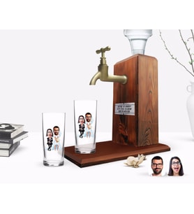 BK Gift Kişiye Özel Renkli Baskılı Sevgililer Karikatürlü İkili Rakı Bardağı ve Ahşap Rakı Standı Hediye Seti-16 (Model 1)