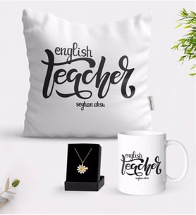 BK Gift Kişiye Özel İngilizce Öğretmeni Beyaz Kupa Yastık ve İsimli Papatya Kolye Hediye Seti-15 (Model 1)