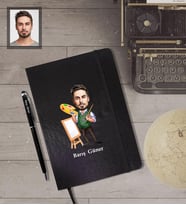 Kişiye Özel Ressam Karikatürlü Siyah Defter Kalem Hediye Seti   Bay-1