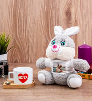 Sevgiliye Hediye İsim Yazılı Kalpli Fincan ve Peluş Tavşan
