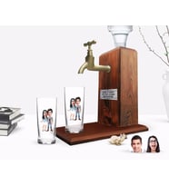 BK Gift Kişiye Özel Renkli Baskılı Sevgililer Karikatürlü İkili Rakı Bardağı ve Ahşap Rakı Standı Hediye Seti-81 (Model 1)