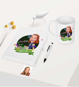 BK Gift Kişiye Özel Bayan En İyi Öğretmen Temalı Karikatürlü Beyaz Defter Kalem Kupa Seti