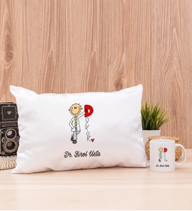 Doktor Karikatürü Dikdörtgen Yastık ve Beyaz Kupa Bardak