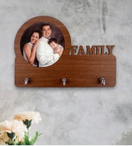 BK Gift Kişiye Özel Fotoğraflı Family Ahşap Anahtar Askılığı (Kahverengi)