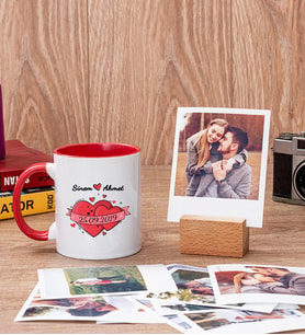 Sevgiliye Hediye Tarihli ve İsimli Kırmızı Kupa ve Ahşap Standlı Polaroid Set