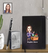 Kişiye Özel Öğretmen Karikatürlü  Siyah Defter Kalem Çakmak Hediye Seti  Bayan-3 (Model 1)