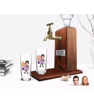 BK Gift Kişiye Özel Renkli Baskılı Sevgililer Karikatürlü İkili Rakı Bardağı ve Ahşap Rakı Standı Hediye Seti-56 (Model 1)