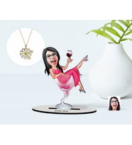 BK Gift Kişiye Özel Kadın Patroniçe Karikatürlü 3D Ahşap Biblo ve İsimli Tarihli Papatya Kolye Seti-1 (Model 1)